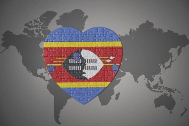 Svaziland 'ın ulusal bayrağını taşıyan bir yapboz kalbi dünya haritasının arka planında. 3B illüstrasyon