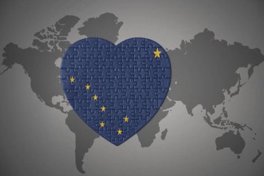 Dünya haritasının arka planında Alaska eyaletinin bayrağı olan bir yapboz kalbi. 3B illüstrasyon