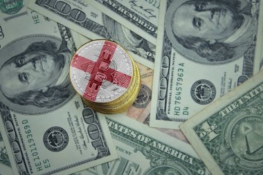 Altından parlayan bitcoinler, İngiltere bayrağı ve bir dolarlık para geçmişi. Bitcoin madencilik kavramı.