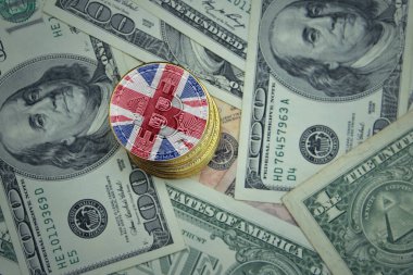 Büyük Britanya bayrağı taşıyan altın parlayan bitcoin 'ler bir dolar para arka planında. Bitcoin madencilik kavramı.