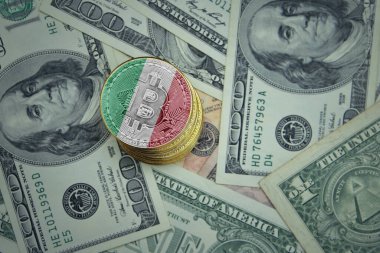 Altın parlayan bitcoin 'ler, bir dolar para arka planında İtalya bayrağı. Bitcoin madencilik kavramı.