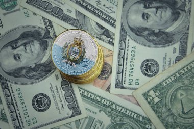 San Marino bayraklı altın parlayan bitcoin 'ler bir dolar para arka planında. Bitcoin madencilik kavramı.