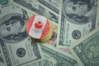 Bir dolar para geçmişinde Kanada bayrağı olan altın parlayan bitcoinler. Bitcoin madencilik kavramı.