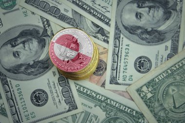 Altın parlayan bitcoin 'ler, bir dolar para arka planında yeşillik bayrağı. Bitcoin madencilik kavramı.