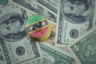 Altın parlayan bitcoinler, bir dolar para geçmişinde Aziz Kitts ve Nevis bayrağı. Bitcoin madencilik kavramı.
