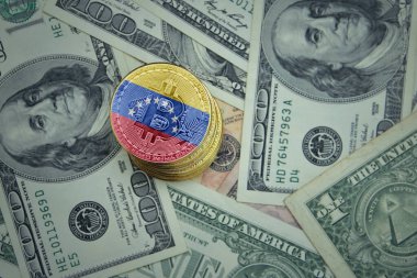 Venezuela bayraklı altın parlayan bitcoinler bir dolar para arka planında. Bitcoin madencilik kavramı.