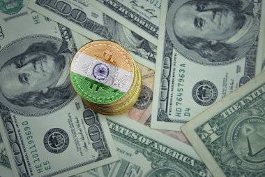 Hindistan bayraklı altın parlayan bitcoin 'ler bir dolar para arka planında. Bitcoin madencilik kavramı.