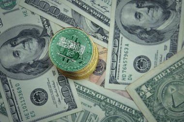 Suudi Arabistan bayrağı taşıyan altın parlayan bitcoinler. Bitcoin madencilik kavramı.