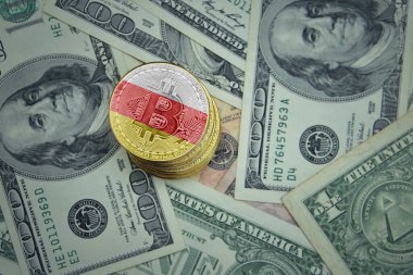 Güney Osetya bayrağı taşıyan altın parlayan bitcoinler. Bitcoin madencilik kavramı.