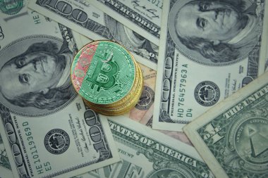 Altın parlayan bitmadeni paralar ve bir dolar para geçmişinde Türk bayrağı. Bitcoin madencilik kavramı.