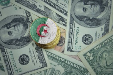 Cezayir bayraklı altın parlayan bitcoinler bir dolar para arka planında. Bitcoin madencilik kavramı.