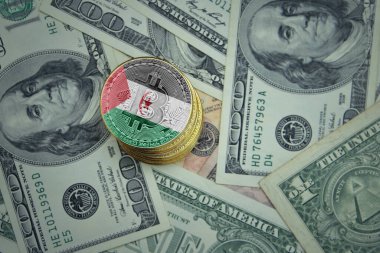 Sahra Arap Demokratik Cumhuriyeti bayrağı taşıyan altın parlayan bitcoinler. Bitcoin madencilik kavramı.