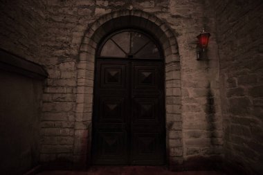 Eski uğursuz bir şatoda eski karanlık bir kapı