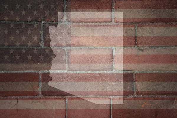 旧砖墙上挂着美国国旗上的阿里佐纳州地图 — 图库照片