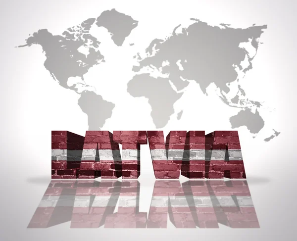 Mot Lettonie sur fond de carte du monde — Photo