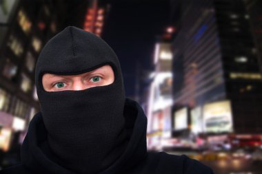 bir maske konumu bir şehir geceleri sokak üzerinde olan suç adam