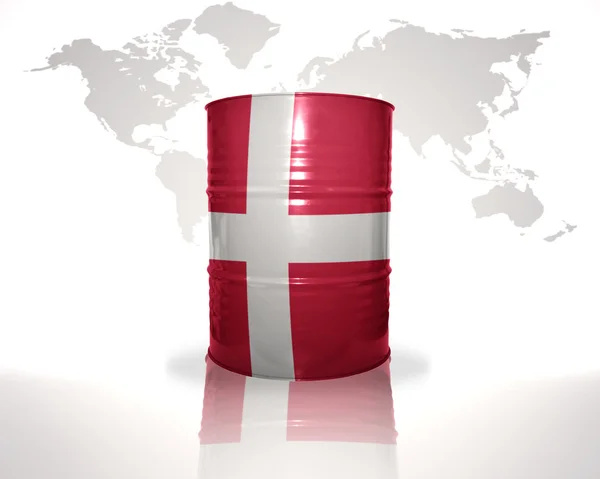 Dünya harita arka plan üzerinde Danimarka bayrağı ile namlu — Stok fotoğraf