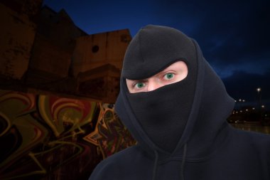 bir maske konumu bir şehir sokak üzerinde olan suç adam