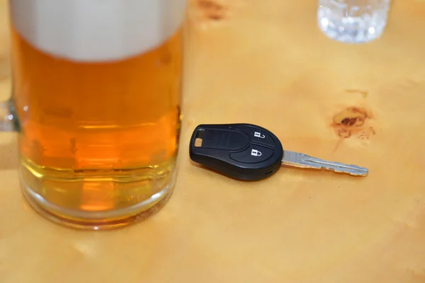 Car key lies on a table near the glasses of alcohol — Stock Photo, Image