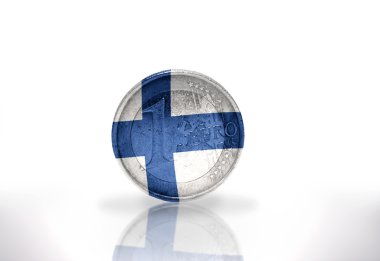 Euro madeni para ile Finlandiya bayrağını beyaz zemin üzerine