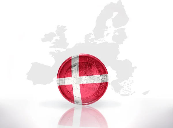 Euromynt med danska flaggan på Europeiska unionen karta bakgrund — Stockfoto