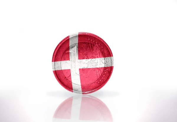 Euromynt med danska flaggan på den vita bakgrunden — Stockfoto