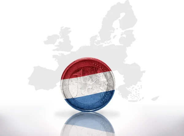 Moneda euro con bandera holandesa en el fondo del mapa de la Unión Europea — Foto de Stock