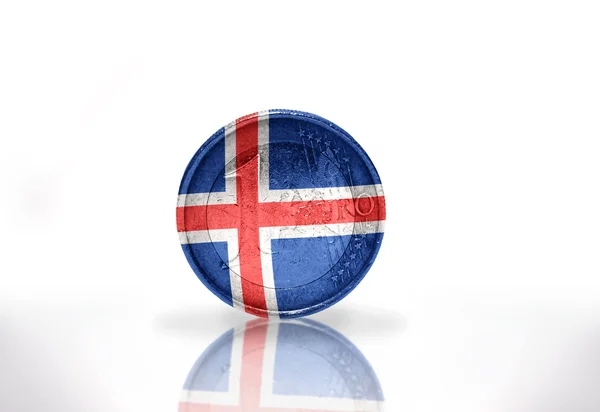 Koin euro dengan bendera icelandic di latar belakang putih — Stok Foto