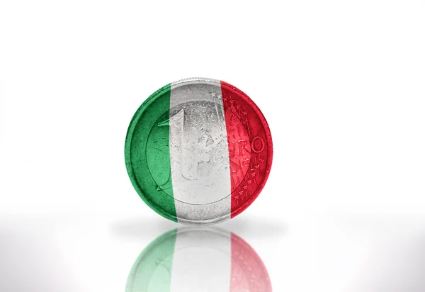 Euro madeni para ile beyaz zemin üzerine İtalyan bayrağı — Stok fotoğraf