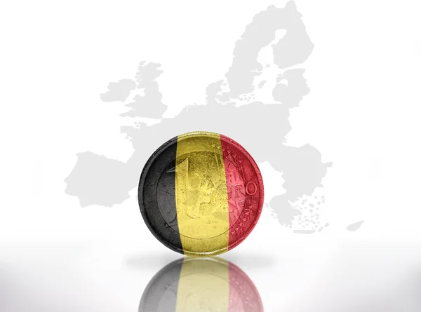 Монета евро с бельгийским флагом на фоне карты Европейского союза — стоковое фото