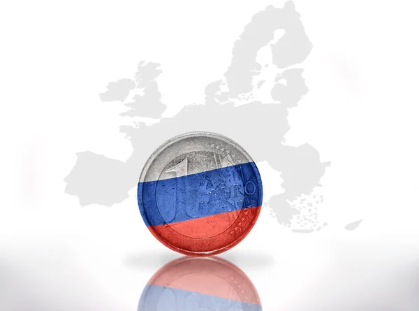 Монета евро с российским флагом на фоне карты Европейского союза — стоковое фото