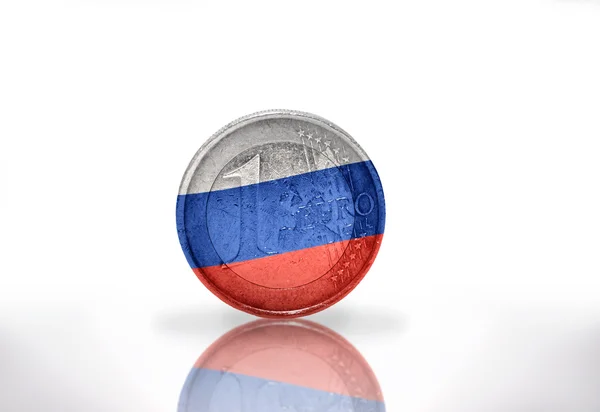 Κέρμα ευρώ με ρωσική σημαία για το λευκό φόντο — Φωτογραφία Αρχείου