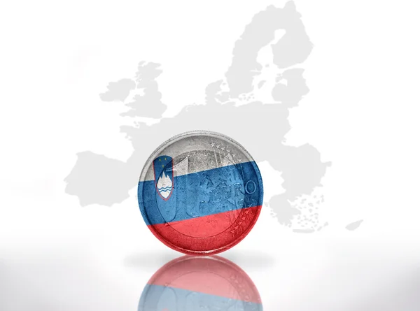 Монета евро со словенским флагом на фоне карты Европейского союза — стоковое фото