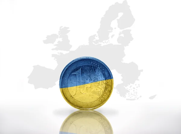 Monety euro z flag ukraińskich na tle mapy Unii Europejskiej — Zdjęcie stockowe