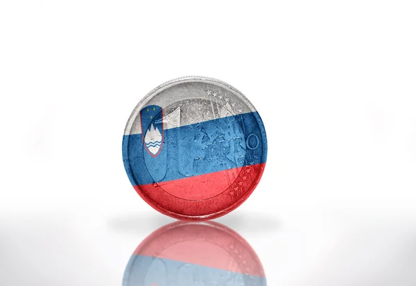 Евро монета со словенским флагом на белом фоне — стоковое фото