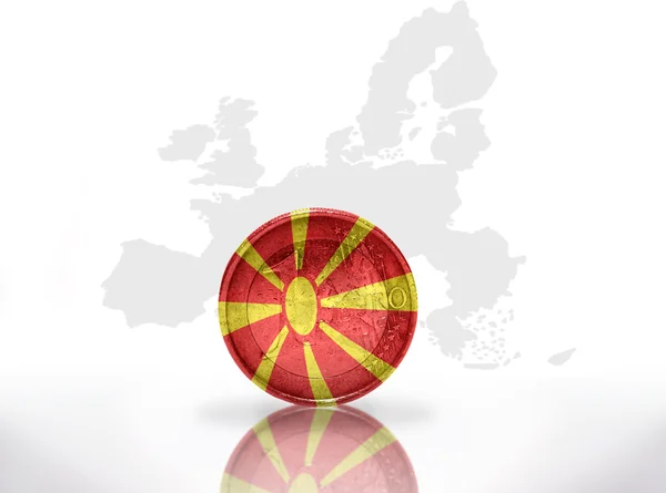 Moneda euro con bandera de macedonia en el fondo del mapa de la Unión Europea — Foto de Stock