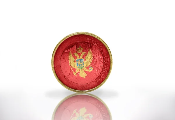 Moneda de euro con bandera montenegrina sobre fondo blanco — Foto de Stock