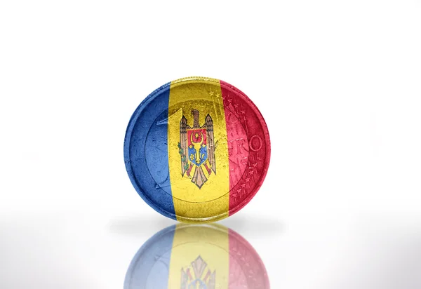 Moeda em euros com bandeira moldaviana no fundo branco — Fotografia de Stock