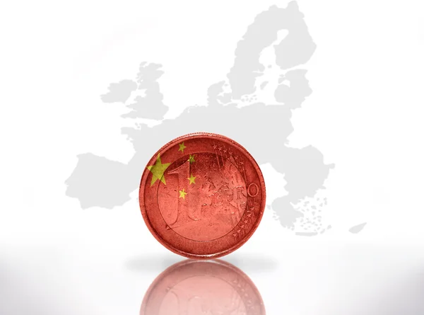 Monety euro z Chińskiej flagi na tle mapy Unii Europejskiej — Zdjęcie stockowe