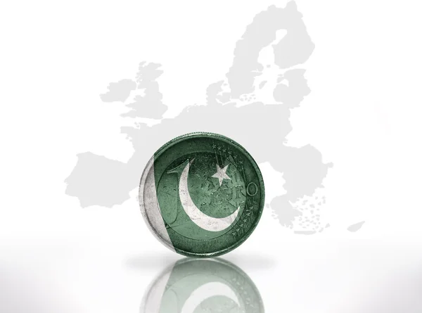Euromünze mit pakistanischer Flagge auf der Landkarte der Europäischen Union — Stockfoto