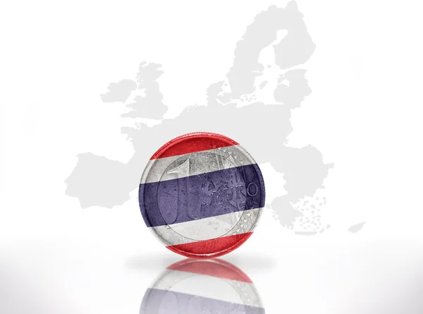 Moneda en euros con bandera de Tailandia en el mapa de la Unión Europea — Foto de Stock