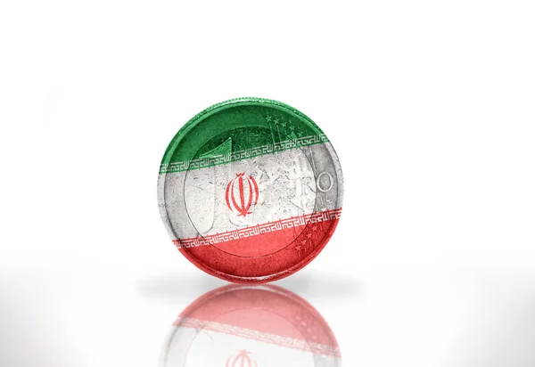 Moneta in euro con bandiera iraniana sullo sfondo bianco — Foto Stock
