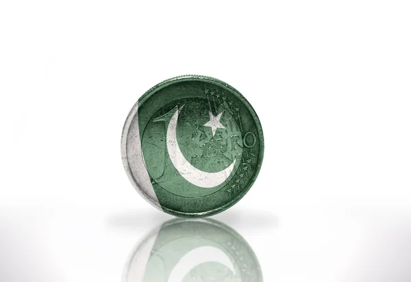 Монета евро с пакистанским флагом на белом фоне — стоковое фото