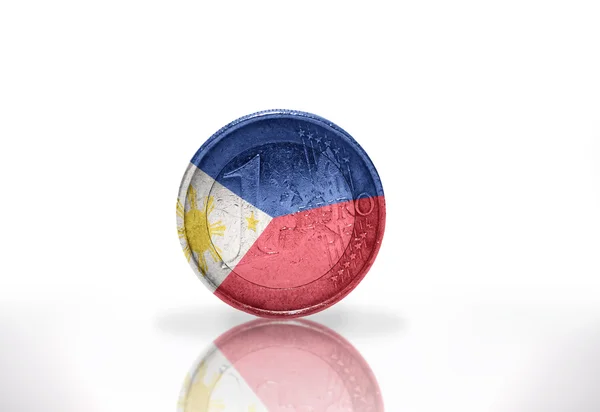 Moeda em euros com bandeira filipina no fundo branco — Fotografia de Stock