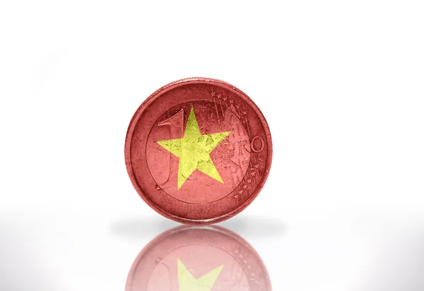 Euromünze mit vietnamesischer Flagge auf weißem Hintergrund — Stockfoto