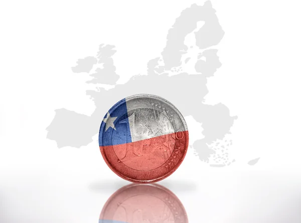Moneda euro con bandera chilena en el mapa de la Unión Europea — Foto de Stock
