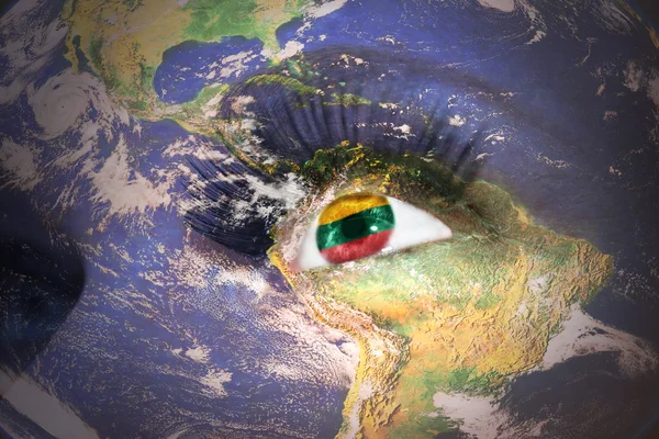 Cara de mujer con textura del planeta Tierra y bandera lituana dentro del ojo —  Fotos de Stock