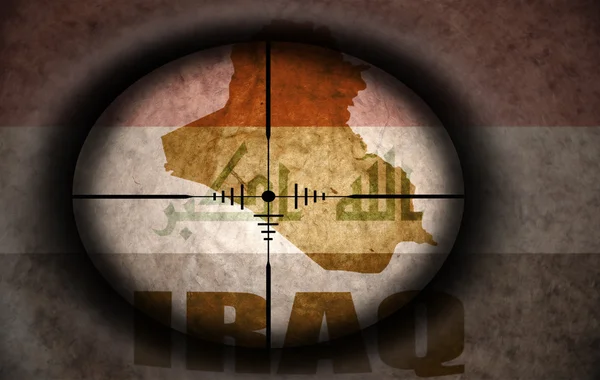 Âmbito sniper destinado à bandeira iraqi vintage e mapa — Fotografia de Stock