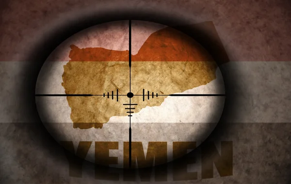 Alcance francotirador dirigido a la bandera yemení vintage y mapa — Foto de Stock