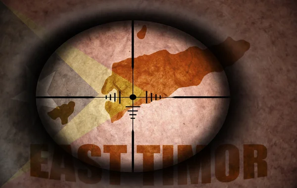 Âmbito sniper destinado à bandeira timor leste vintage e mapa — Fotografia de Stock